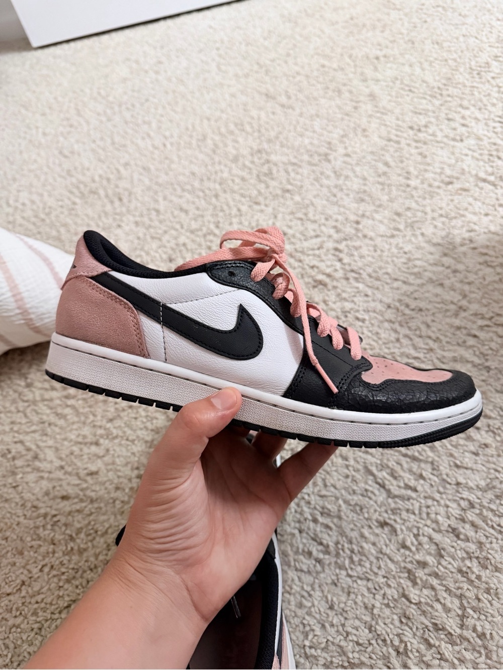 Jordan retro 1 low black and pink